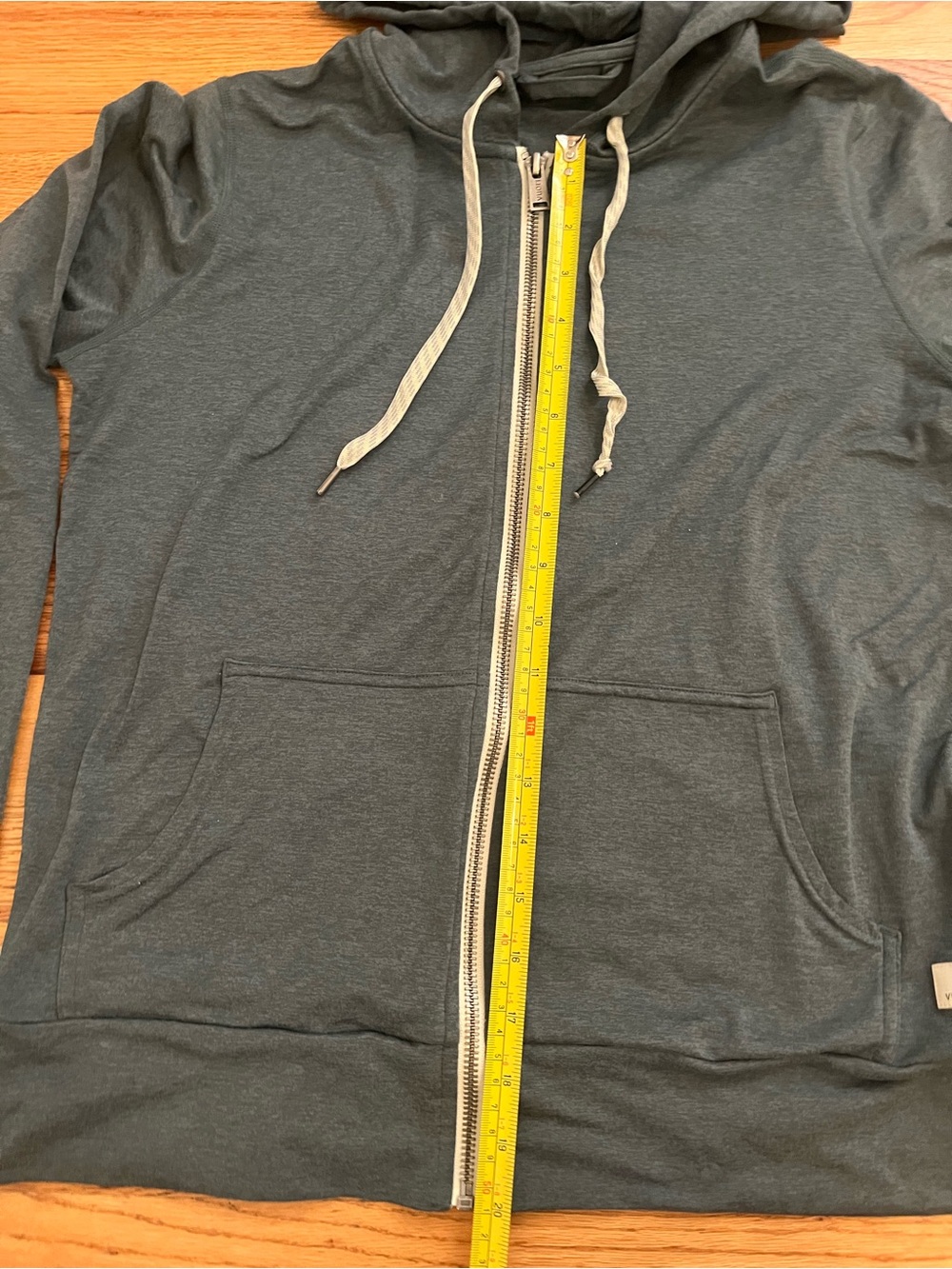 Vuori Halo Essential Full Zip Hoodie in dark heathered green/charcoal green - Picture 3 of 4